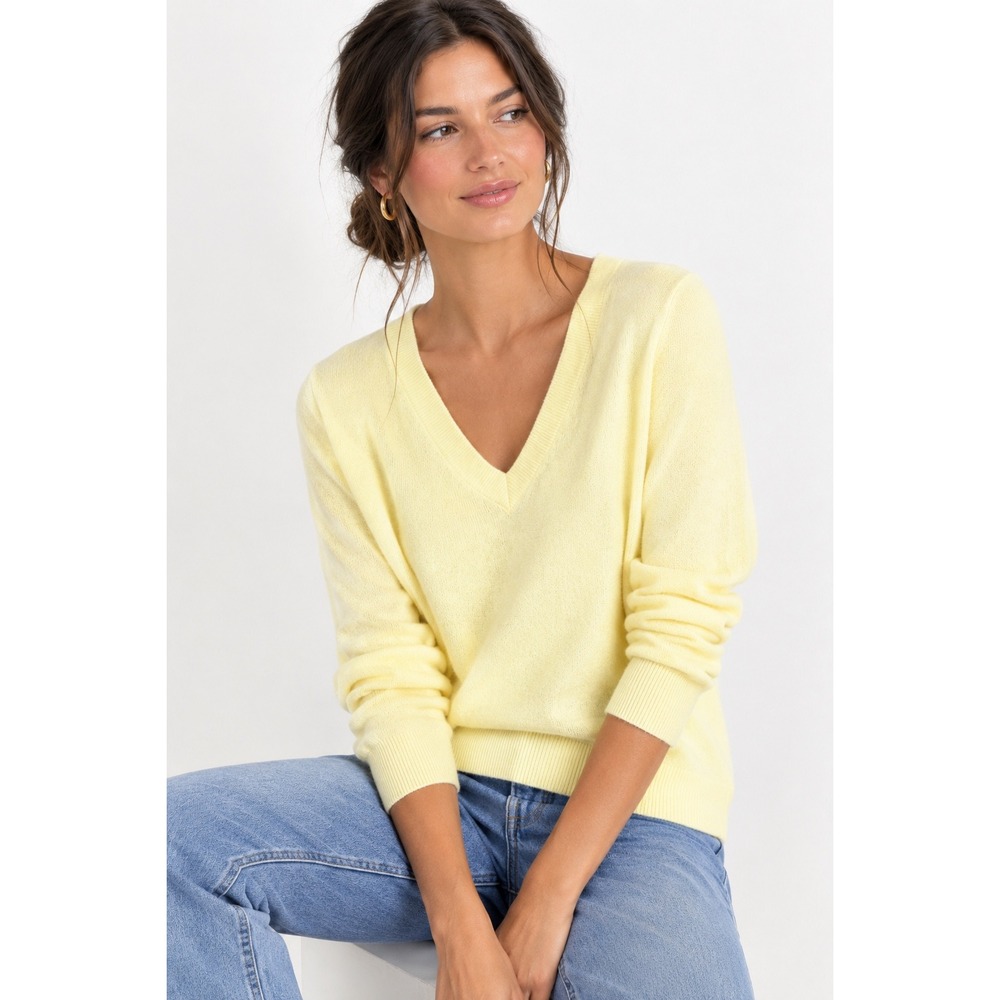 Aritzia Sweater Women's Medium Bare Cashmere V-Neck Old Money Butter Yellow New